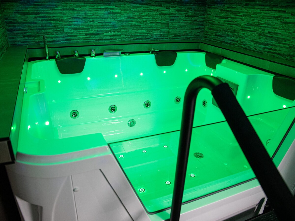 Sfeervol verlichte verwarmde jacuzzi bij Dreams Baby Spa