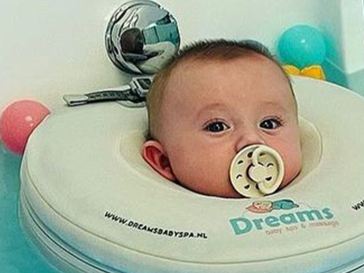 Baby floatend met het Dreams-floatkraagje in onze warme jacuzzi