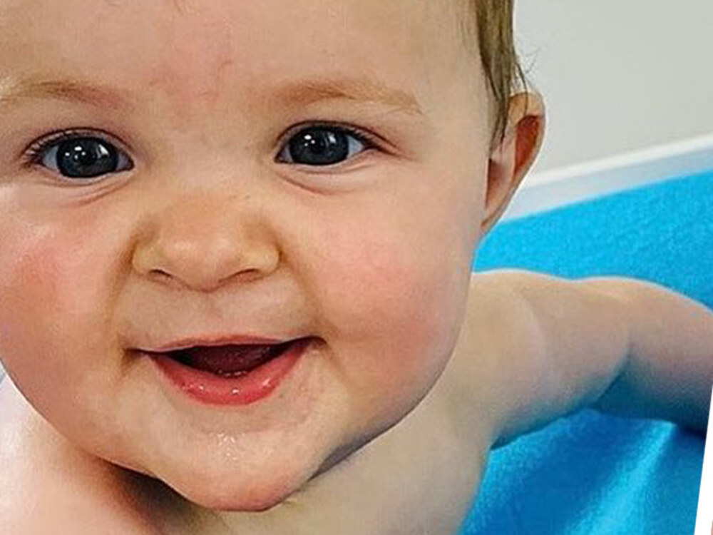 Lachende baby geniet bij Dreams Baby Spa
