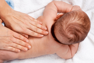 Babymassage — ontspanning, spijsvertering en hechting tussen ouder en baby