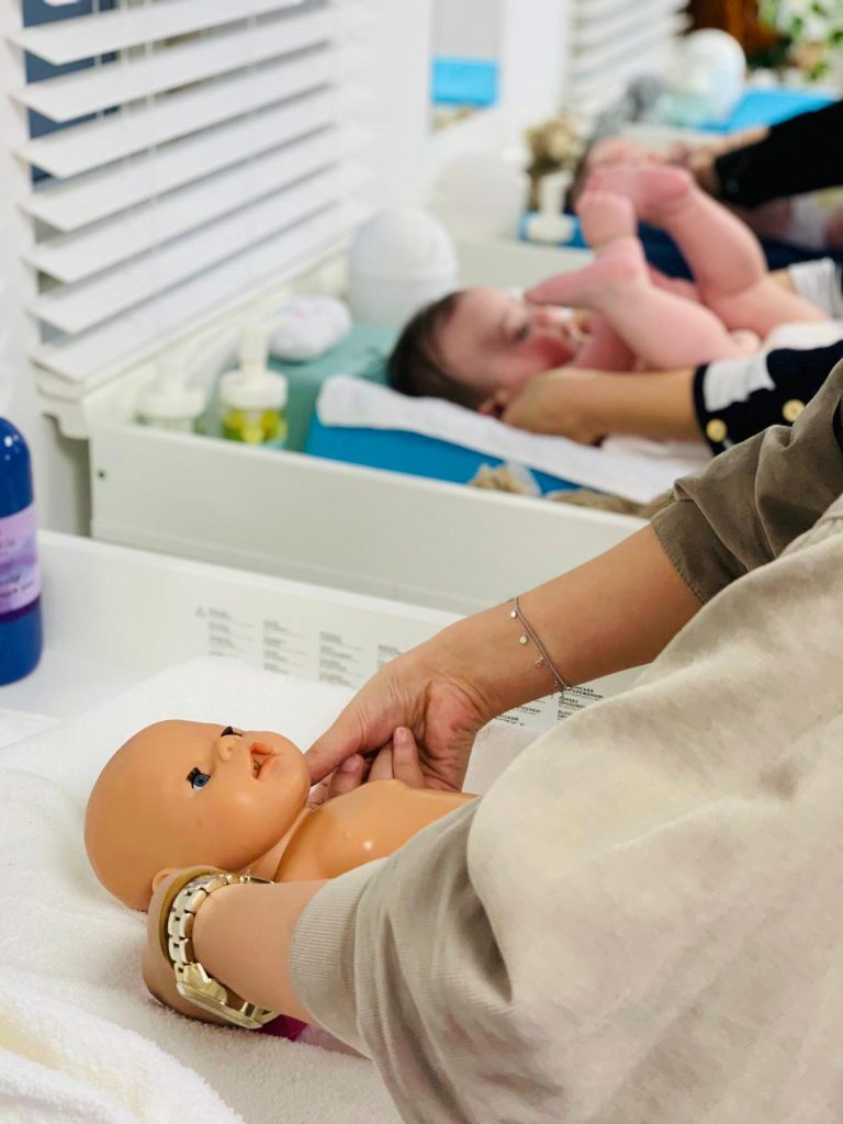 Rustgevende Shantala-babymassage met biologische olie bij Dreams Baby Spa